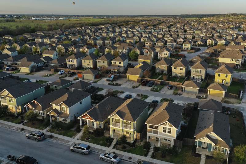 US Existing Homes Sales Drop for Third Month Amid Record Prices