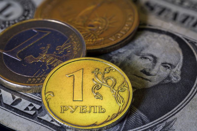 US Sanctions Halt Dollar-Ruble Trading on Moscow Exchange